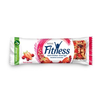 Nestlé Fitness 23.5g Red Berries viljapatukka punaisilla marjoilla ja maitopohjalla